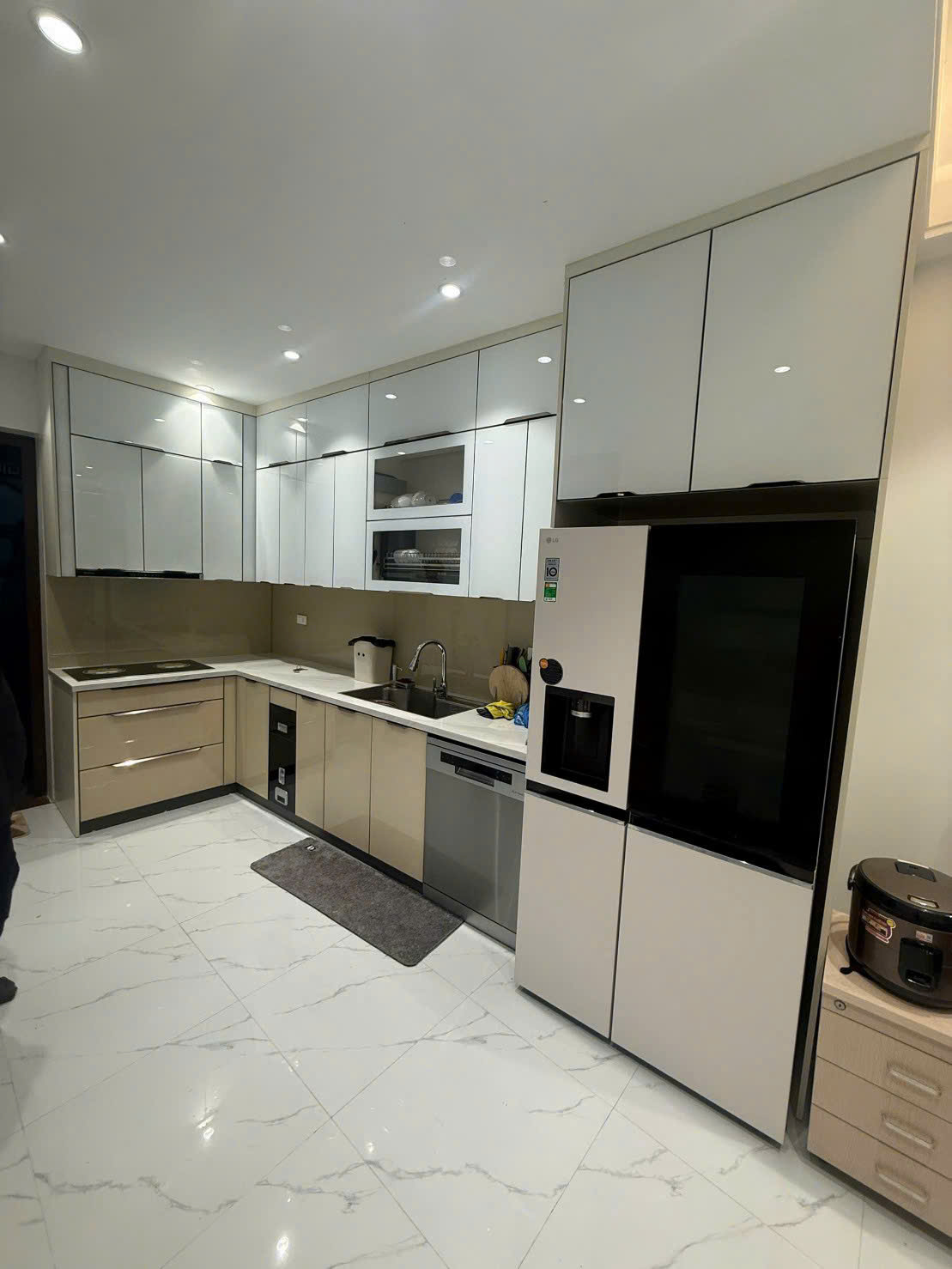 Có nên làm tủ bếp bằng inox cánh kính?